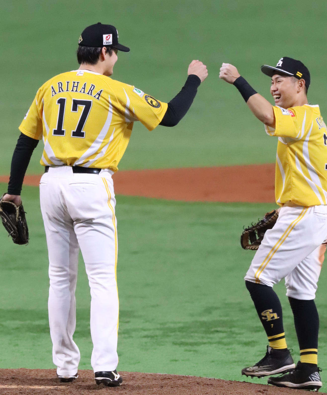 ソフトバンク対オリックス　9回表オリックス2死、セデーニョを遊ゴロに抑え中村晃（右）とグータッチをかわす有原（撮影・鬼束羽瑠菜）