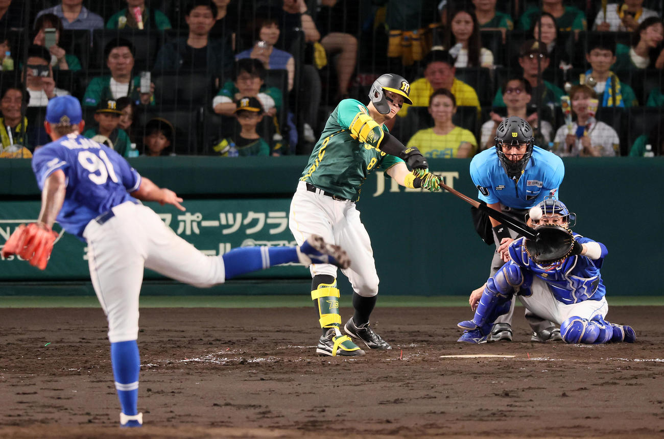 阪神対中日　5回裏阪神1死二塁、佐藤輝は中適時二塁打を放つ。投手メヒア（撮影・加藤哉）