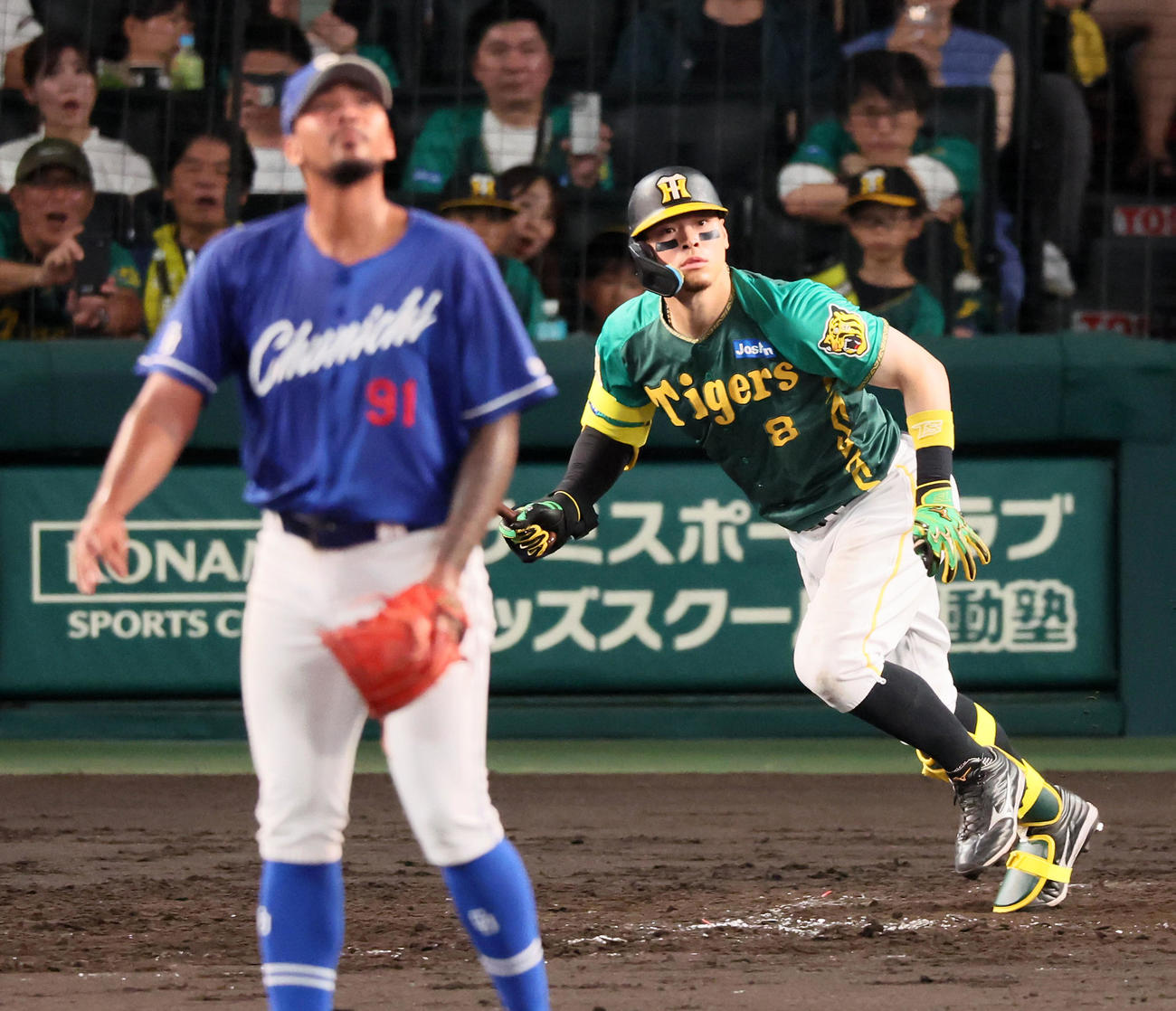 阪神対中日　5回裏阪神1死二塁、佐藤輝は中適時二塁打を放つ。投手メヒア（撮影・加藤哉）