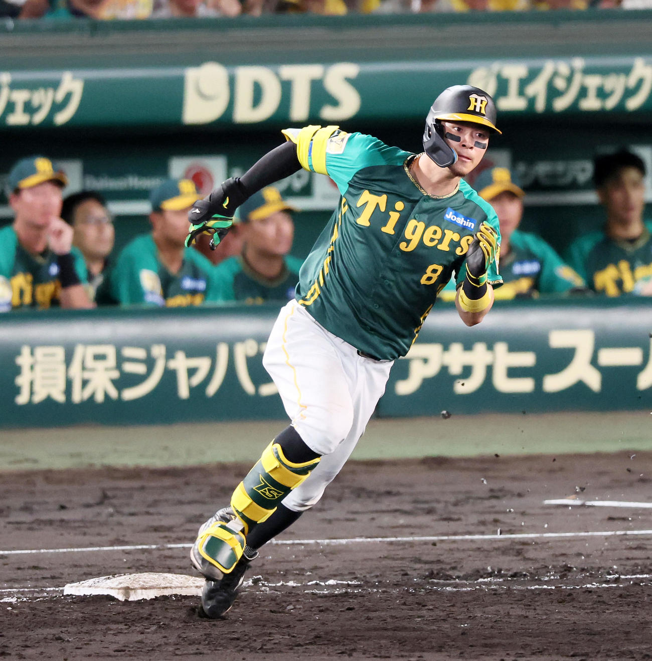 阪神対中日　5回裏阪神1死二塁、佐藤輝は中適時二塁打を放つ（撮影・加藤哉）