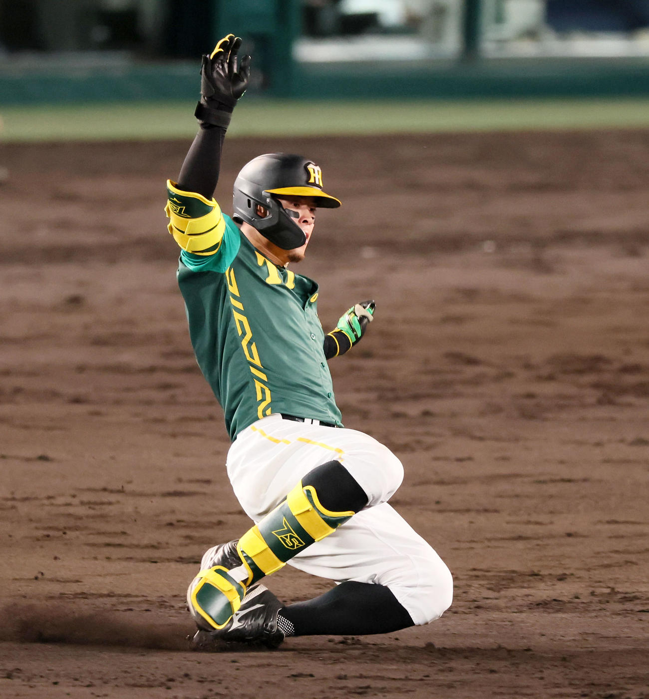 阪神対中日　5回裏阪神1死二塁、佐藤輝は中適時二塁打を放つ（撮影・加藤哉）