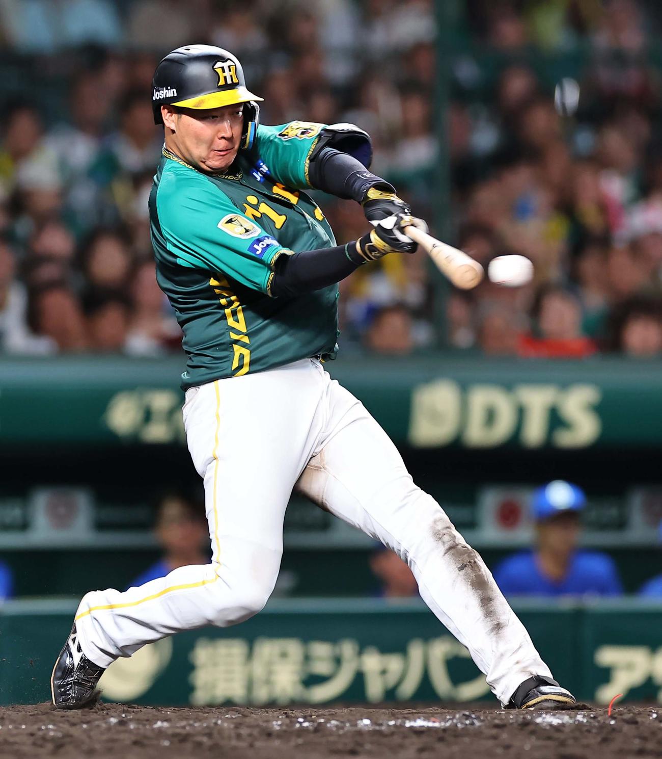 阪神対中日　5回裏阪神1死二塁、大山は左前適時打を放つ（撮影・上田博志）