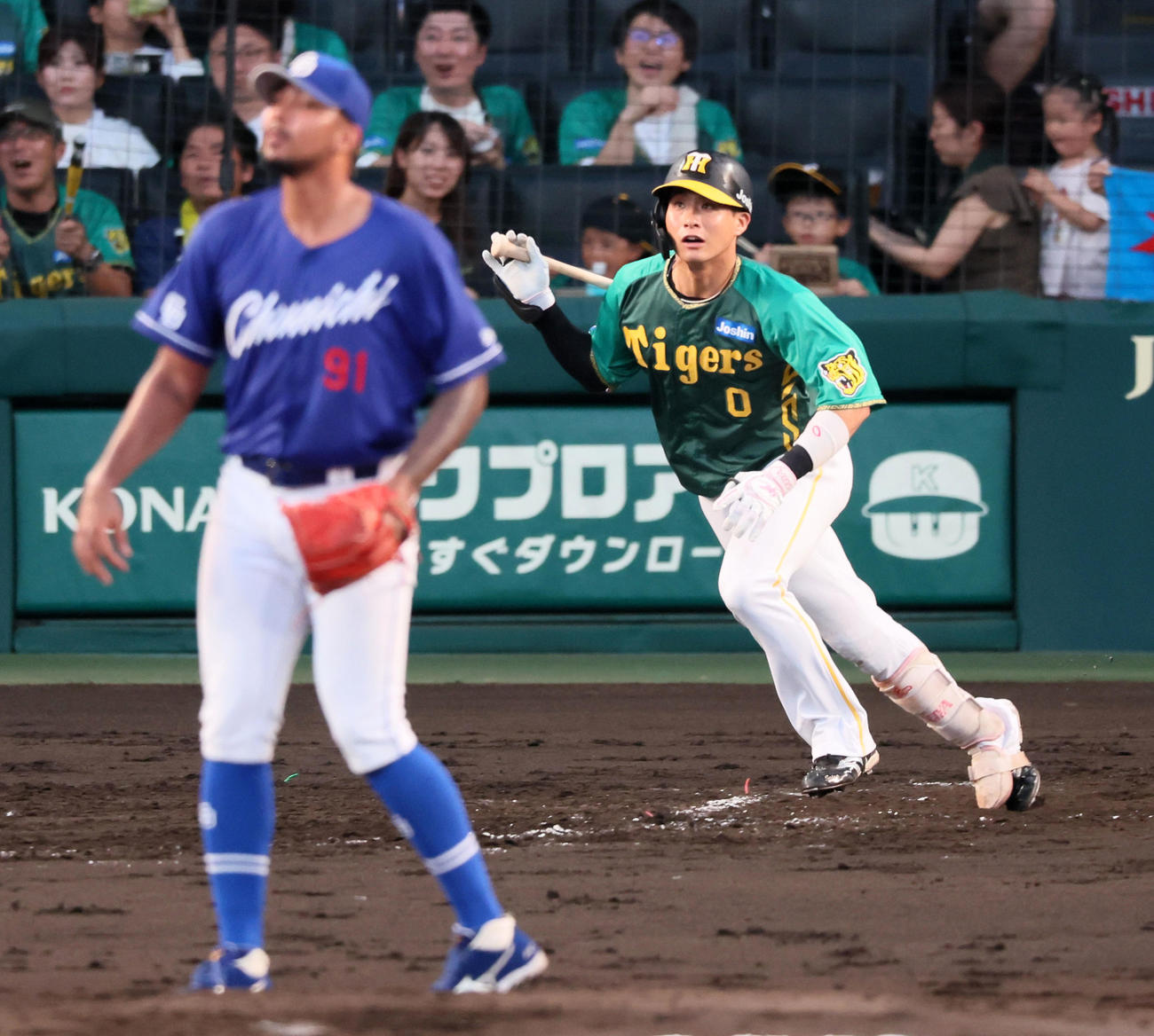 阪神対中日　3回裏阪神2死一、三塁、木浪は右適時打を放つ。投手メヒア（撮影・加藤哉）