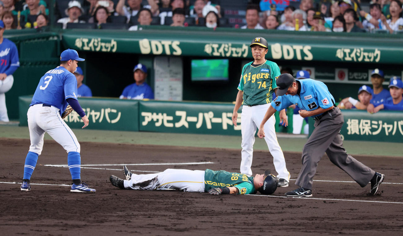 阪神対中日　3回裏阪神2死一、三塁、木浪の右適時打で三塁へ進むもタッチアウトになる一塁走者前川（撮影・加藤哉）