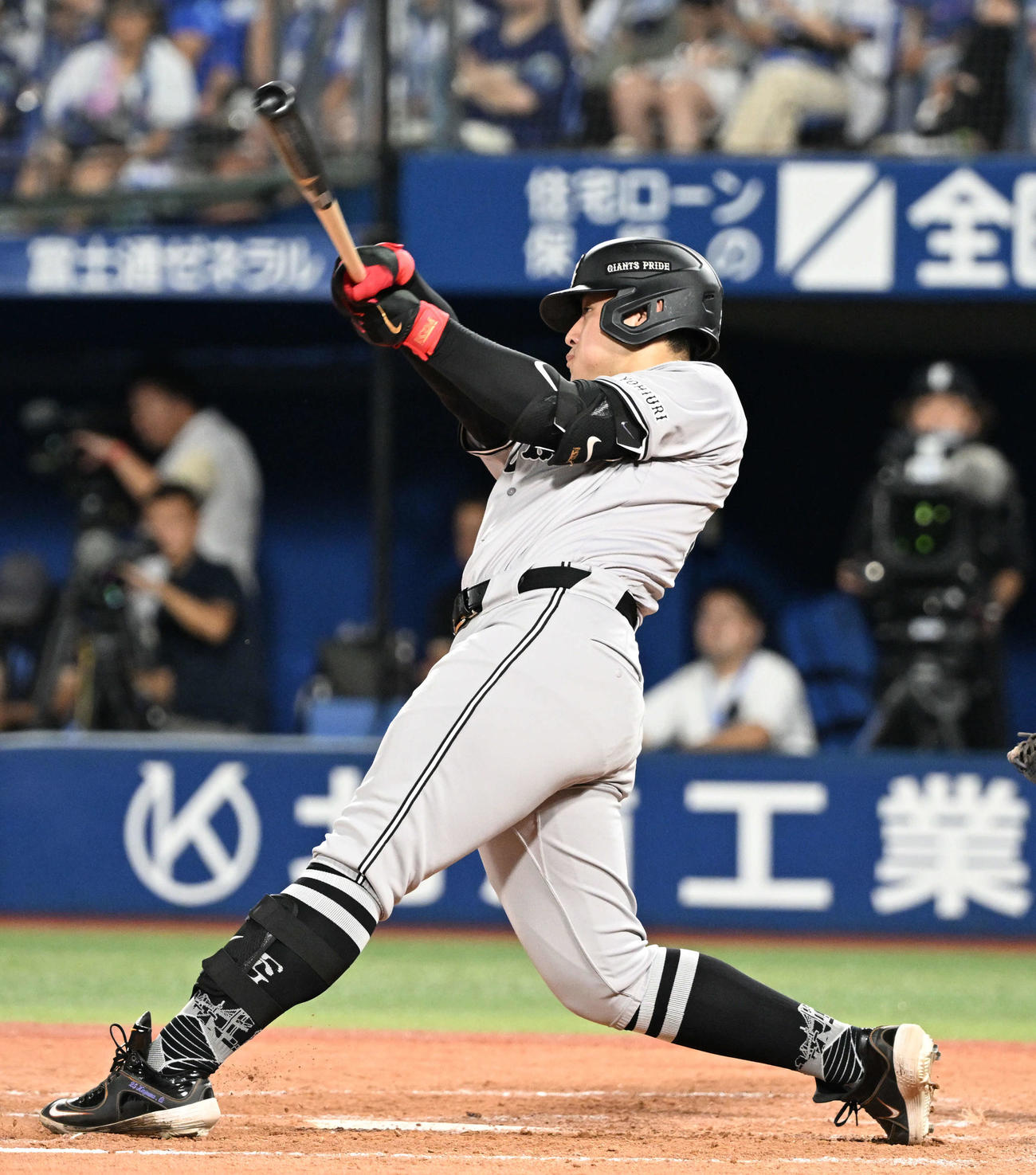DeNA対巨人　5回表巨人1死、岡本和が左中間に適時二塁打を放つ（撮影・千葉一成）