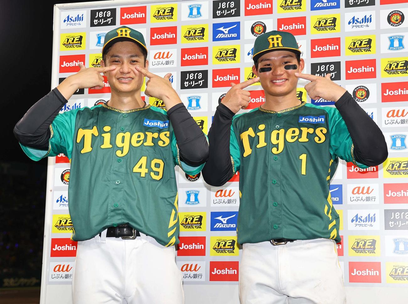 阪神対中日　お立ち台でポーズを決める大竹（左）と森下（撮影・上田博志）