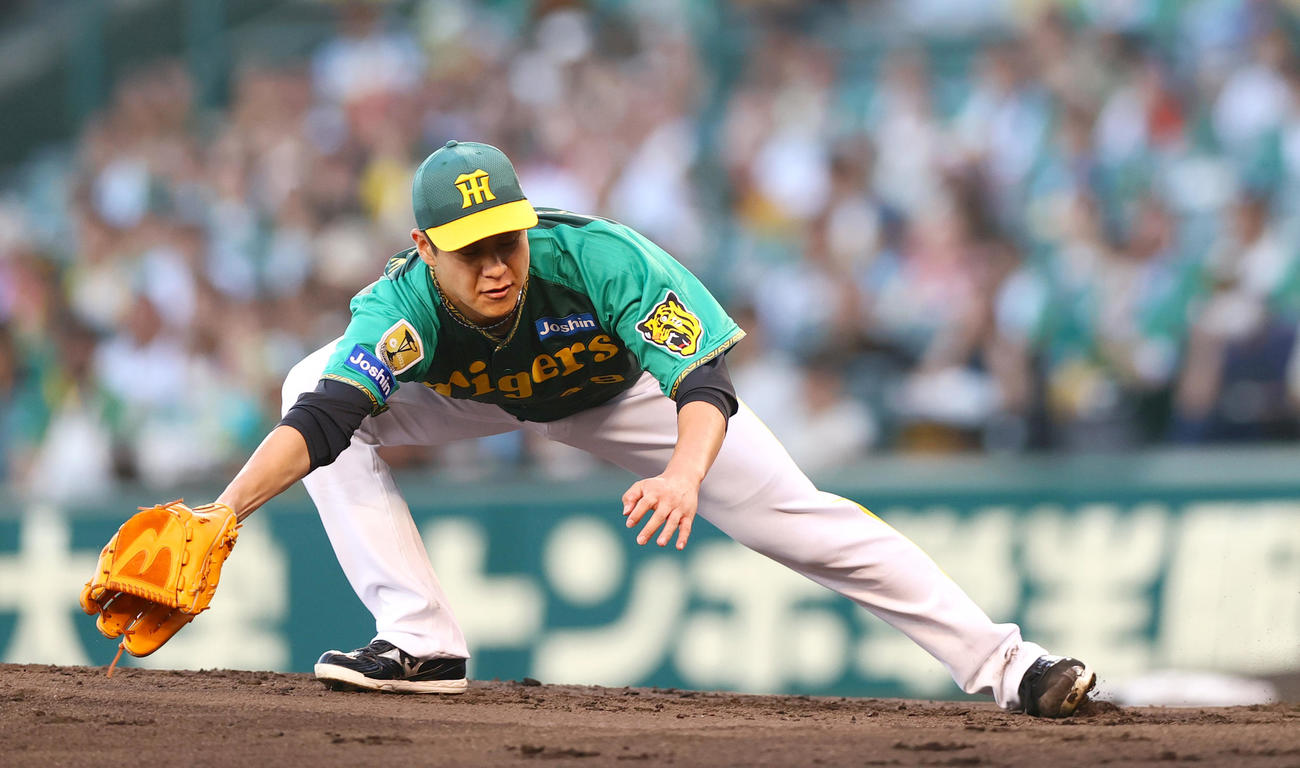 阪神対中日　2回表中日2死、高橋周の投ゴロに反応する大竹（撮影・上山淳一）