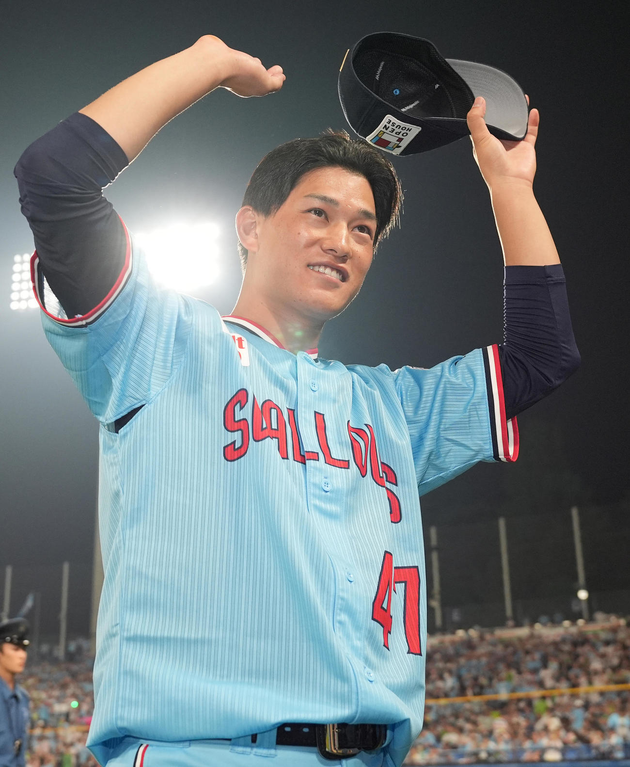 ヤクルト対広島　広島に勝利し、ファンの声援に応えるヤクルト高橋（撮影・鈴木みどり）