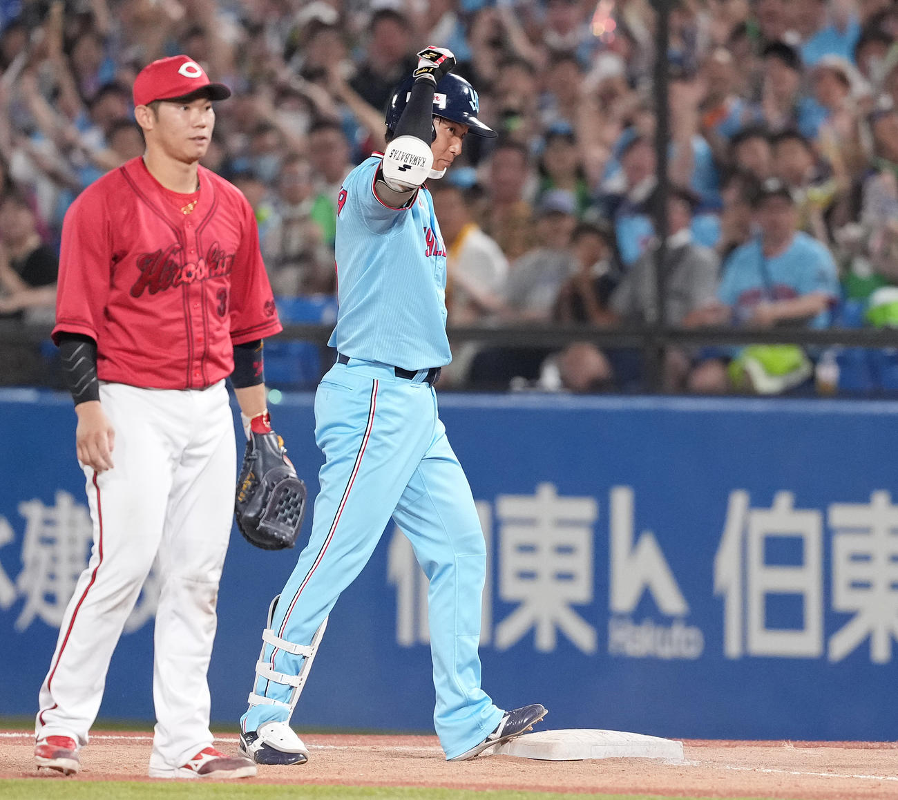 ヤクルト対広島　7回裏ヤクルト1死満塁、右2点適時打を放ち、右手を突き上げる代打川端（撮影・鈴木みどり）