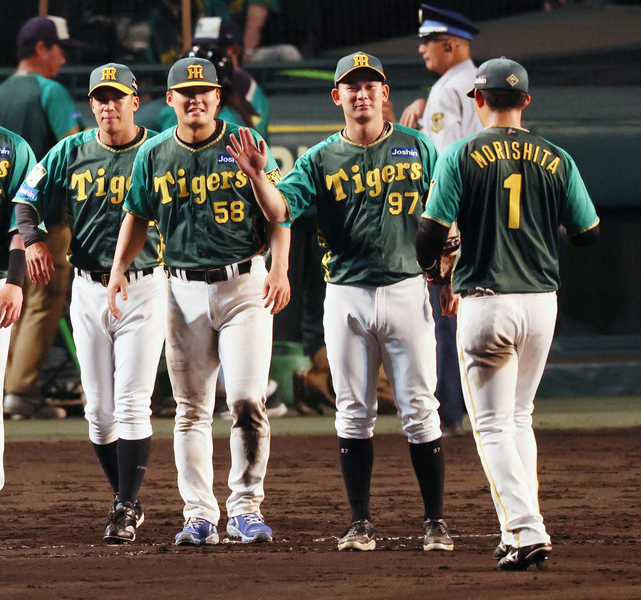 阪神対中日　中日に勝利しナインを出迎える前川（左から2人目）。左は植田、右は野口（撮影・加藤哉）