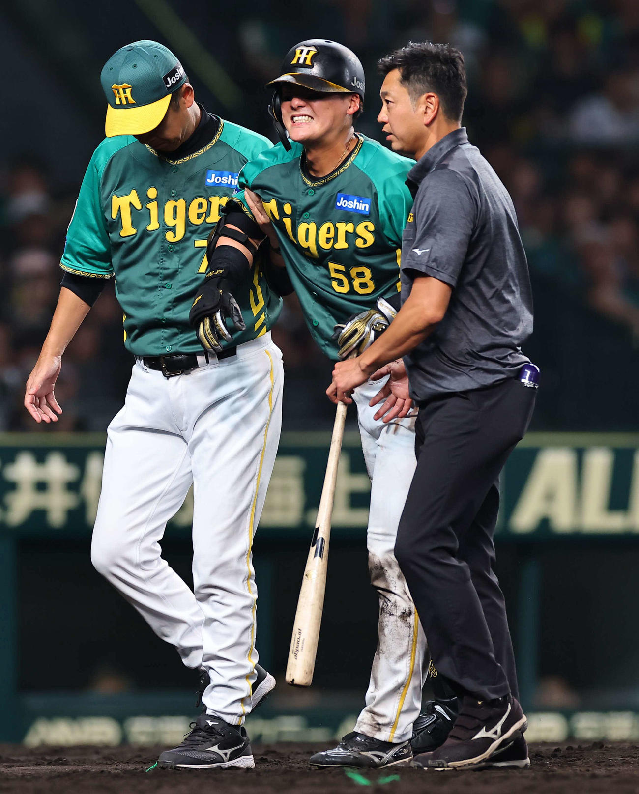 阪神対中日　7回裏阪神2死、前川（中央）はスイング時の転倒で交代する（撮影・上田博志）