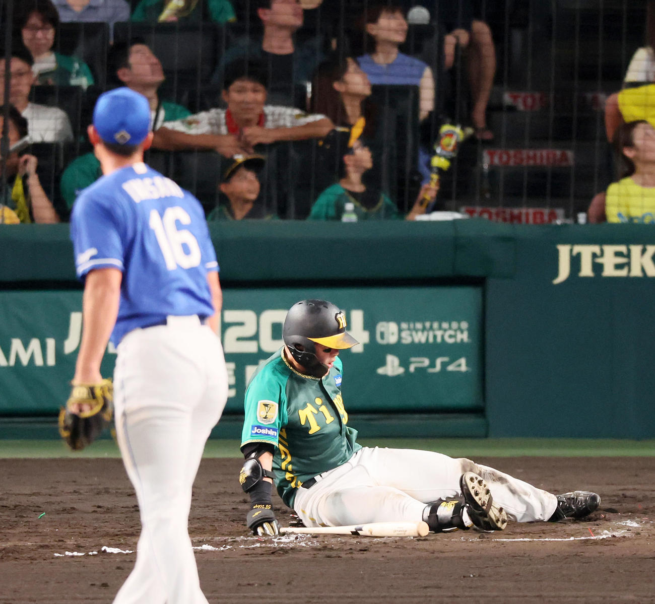 阪神対中日　7回裏阪神2死、前川は空振りし負傷交代となる。投手岩崎（撮影・加藤哉）