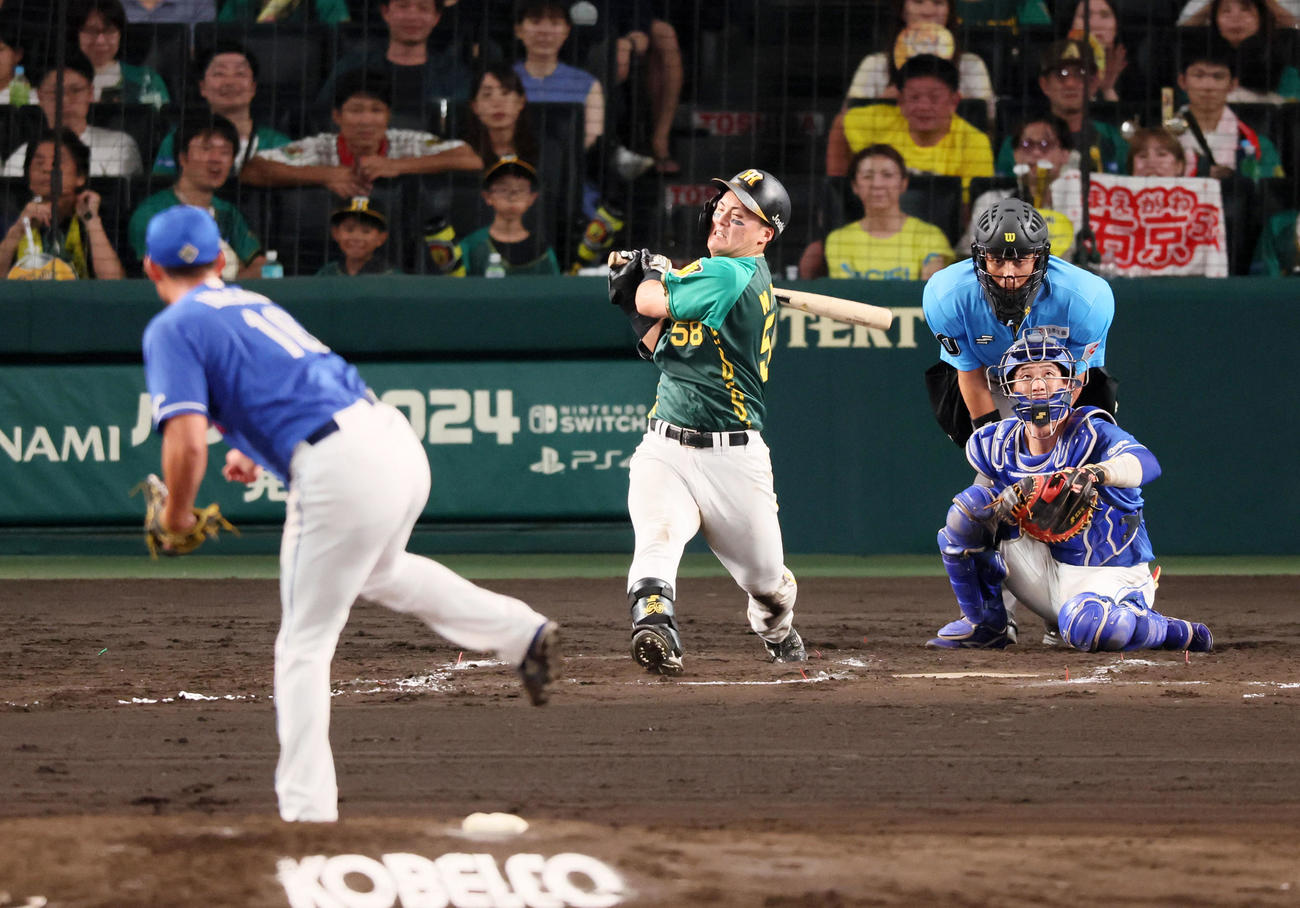 阪神対中日　7回裏阪神2死、前川はフルスイング時のアクシデントで負傷交代となる。投手岩崎（撮影・加藤哉）