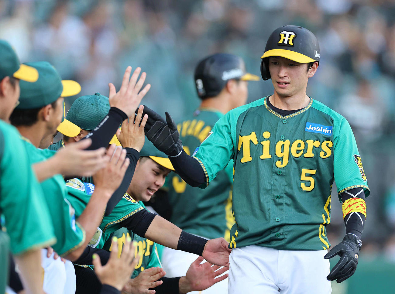 阪神対中日　1回裏阪神1死二塁、森下の左前先制適時打で生還する近本（撮影・上田博志）