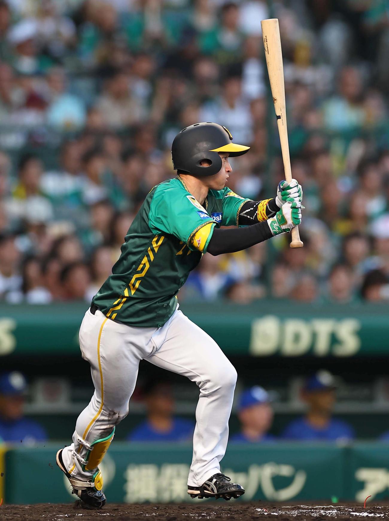 阪神対中日　3回裏阪神1死、近本は中前打を放つ（撮影・上田博志）