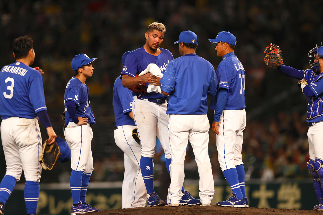 阪神対中日　5回までに7失点した中日先発のメヒア（撮影・上山淳一