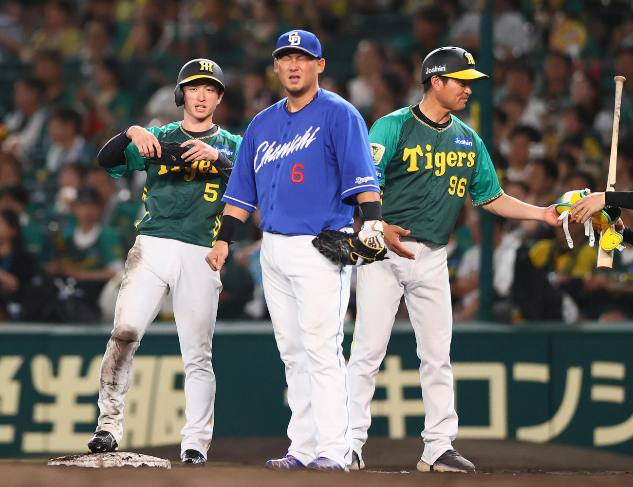 阪神対中日　6回裏阪神2死、近本は中前打を放つ（撮影・上山淳一）