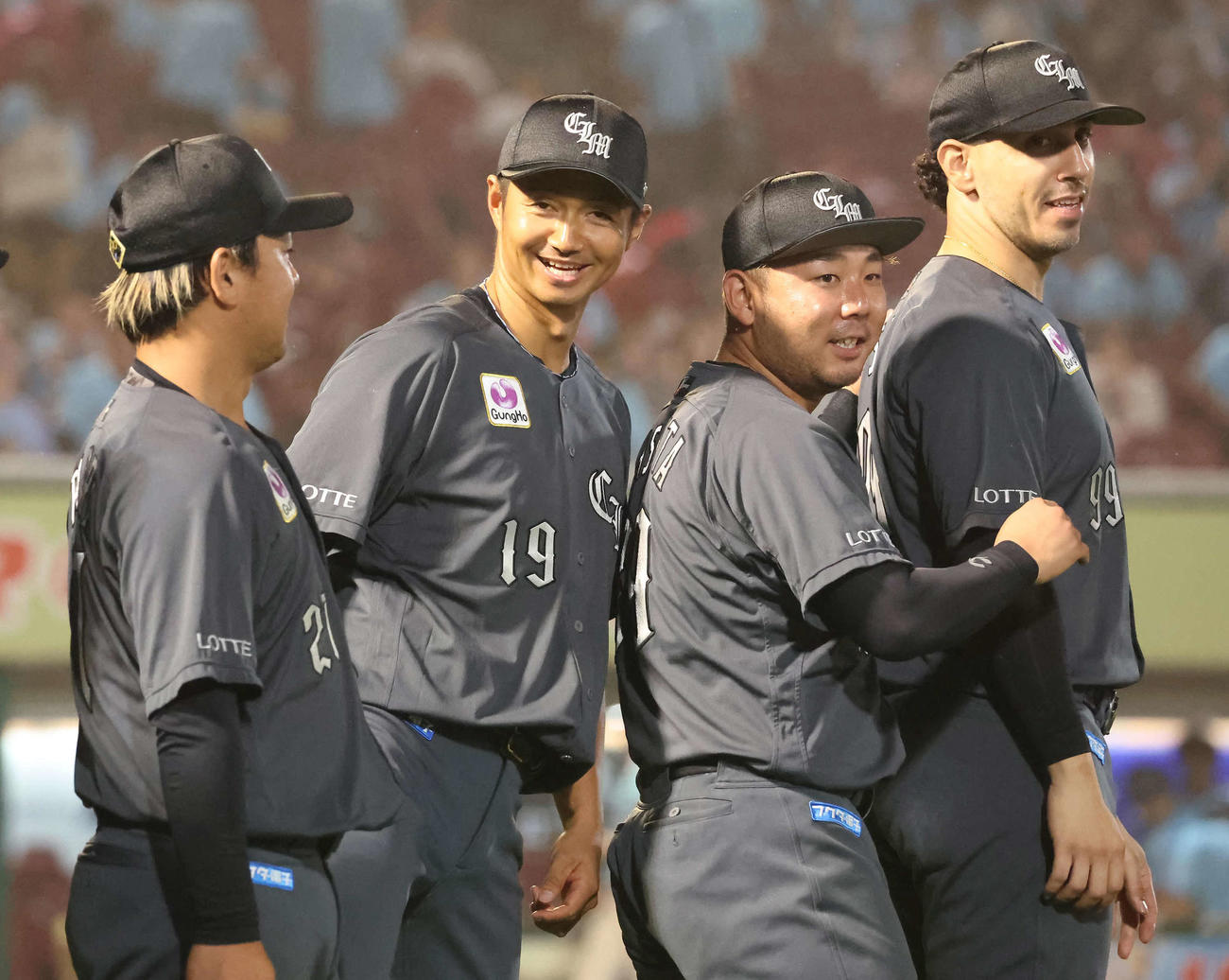 楽天対ロッテ　今季初勝利を挙げて笑顔でナインを迎えるロッテ唐川（左から2人目）（撮影・丹羽敏通）