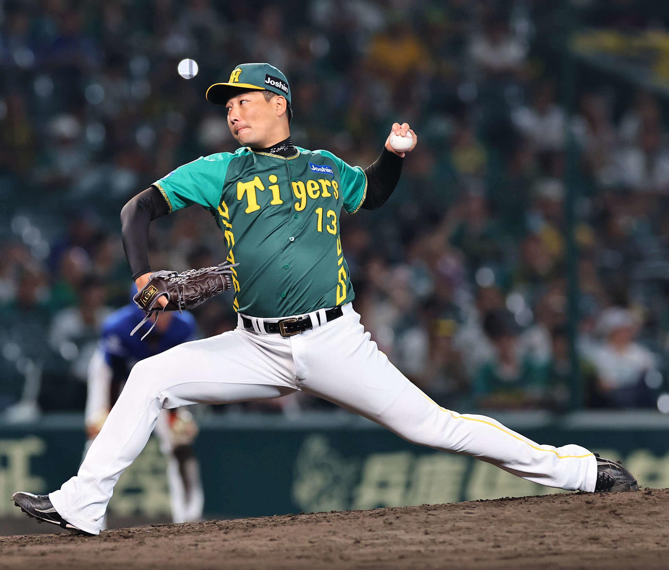 阪神対中日　9回表中日2死二、三塁、ピンチの場面で登板し、打者ひとりを抑えセーブを挙げた岩崎（撮影・上田博志）