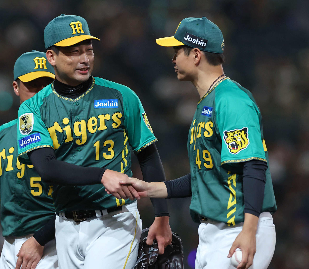 阪神対中日　7勝目をあげた大竹（右）と笑顔で握手を交わす岩崎（撮影・上田博志）