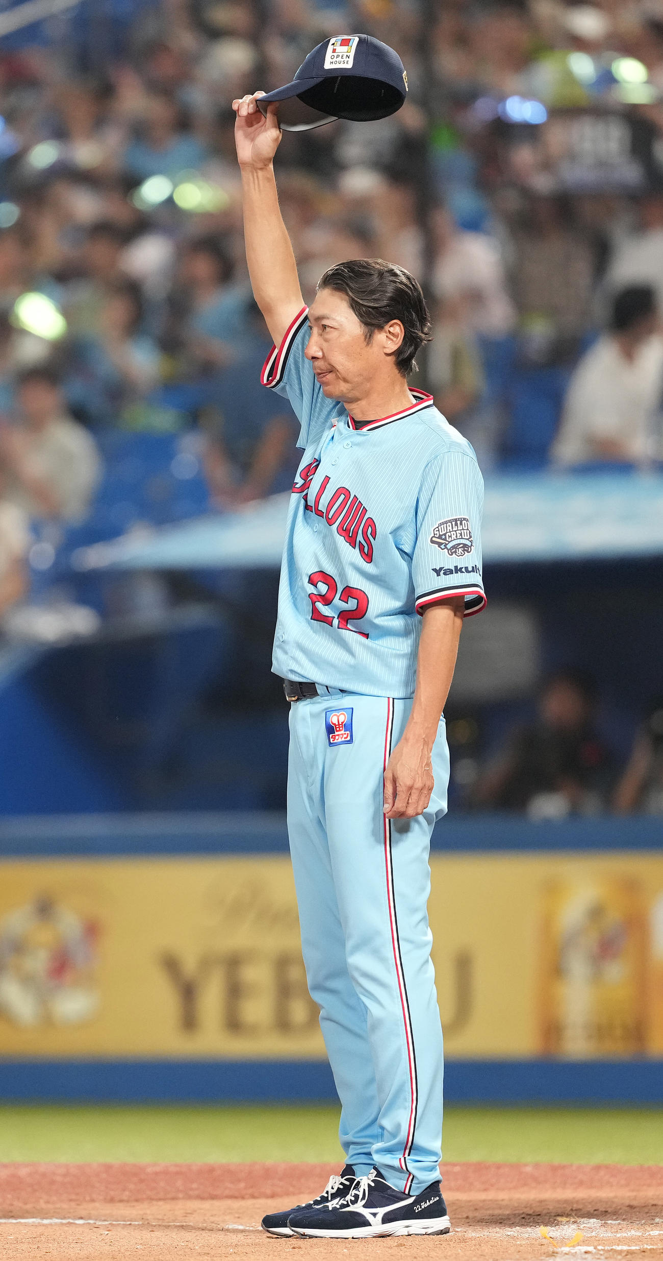 ヤクルト対広島　広島に勝利し、ファンの声援に応えるヤクルト高津監督（撮影・鈴木みどり）
