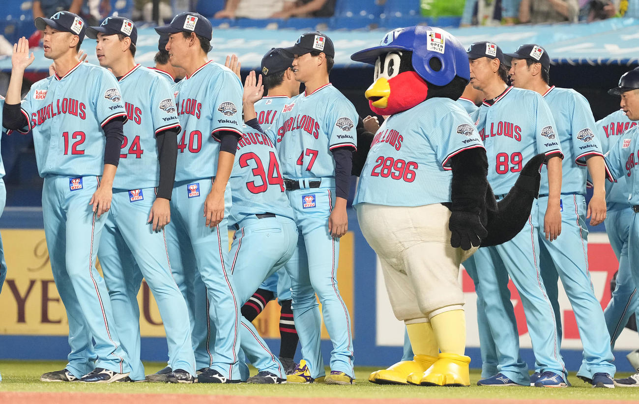 ヤクルト対広島　広島に勝利しナインを迎えるヤクルト高橋（中央）（撮影・鈴木みどり）