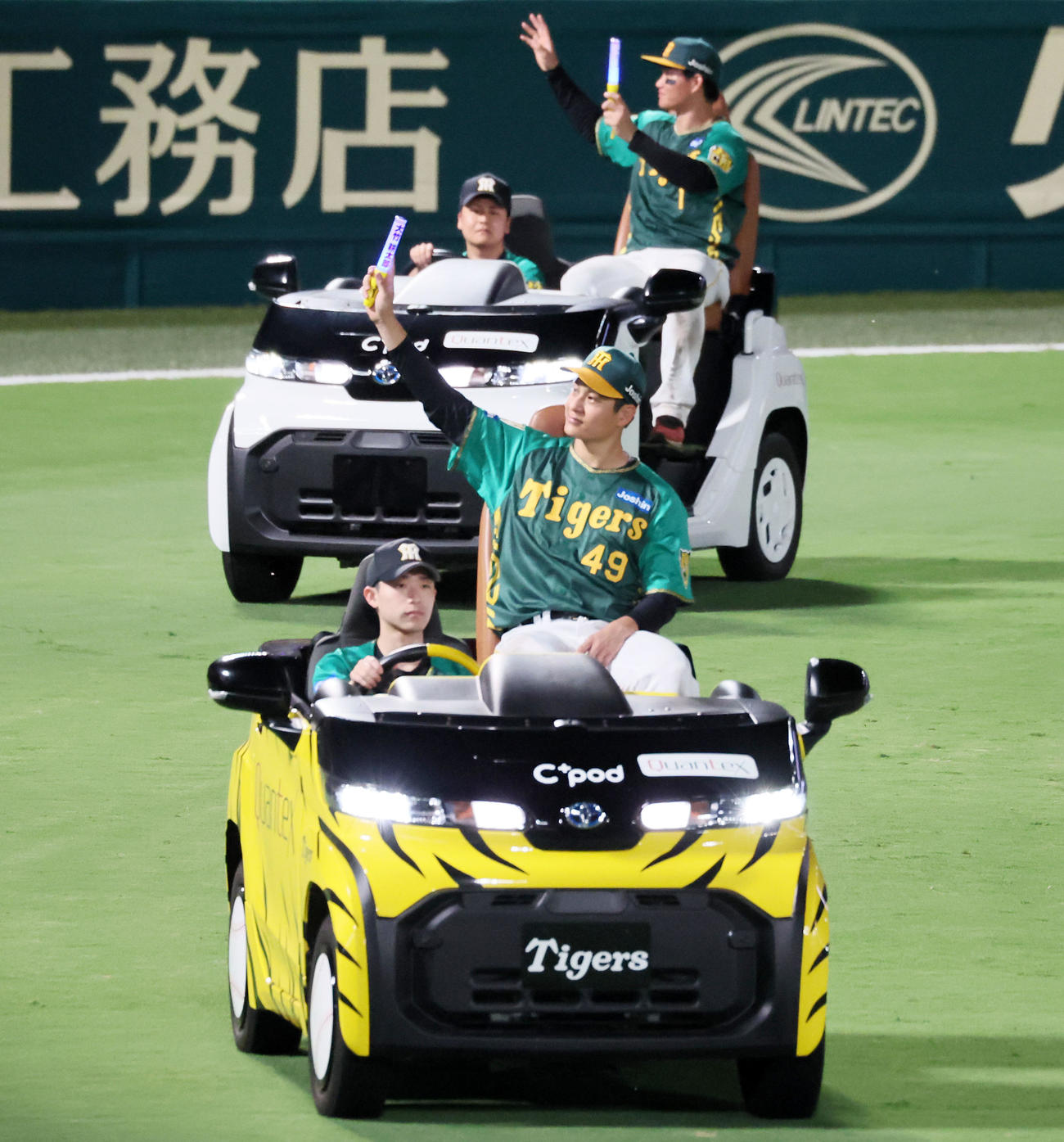 阪神対中日　リリーフカーで場内1周する大竹。右は森下（撮影・加藤哉）