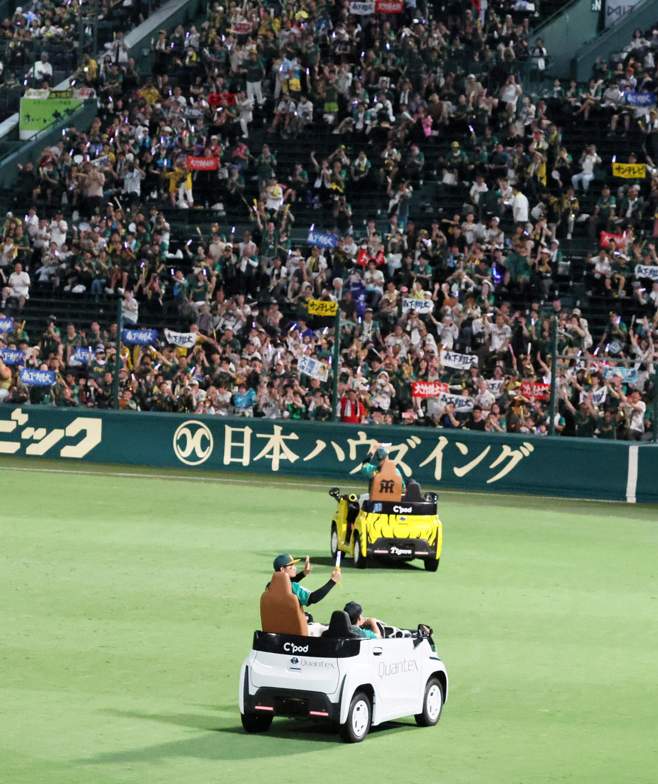 阪神対中日　リリーフカーで場内1周する森下（左）と大竹（撮影・加藤哉）
