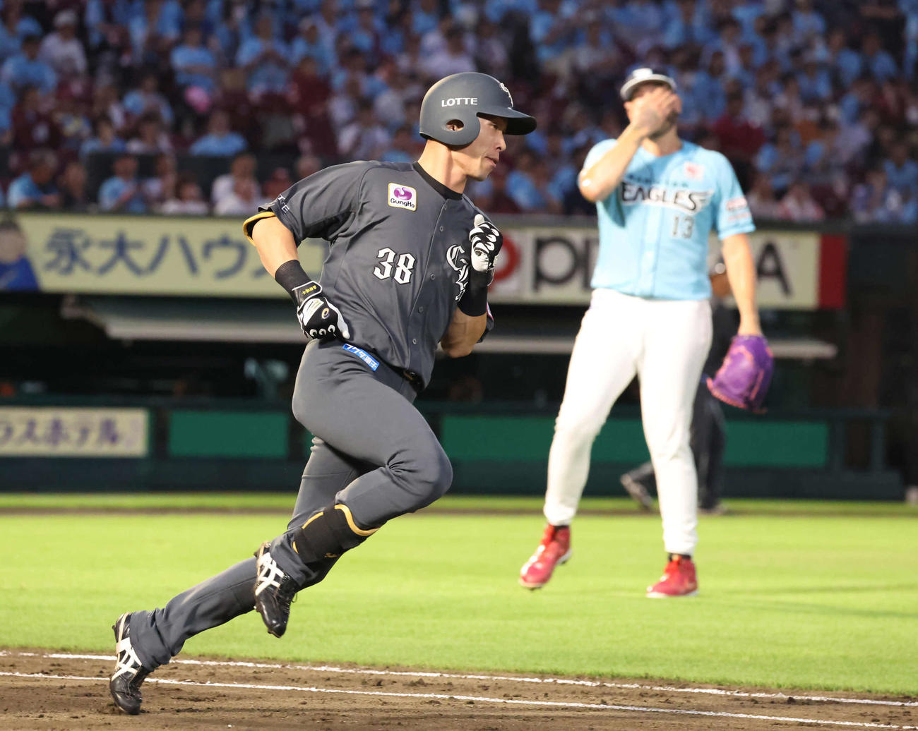 楽天対ロッテ　3回表ロッテ2死満塁、高部はポンセ（奥）から右前に2点適時打を放って一塁へ向かう（撮影・丹羽敏通）
