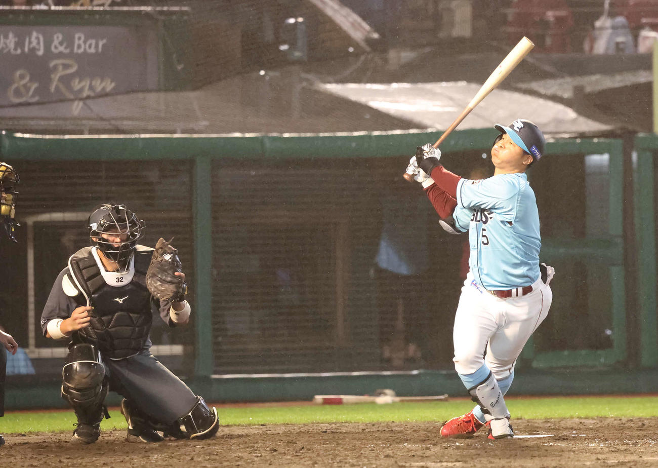 楽天対ロッテ　9回裏楽天2死一、三塁、代打茂木は空振り三振に倒れる（撮影・丹羽敏通）