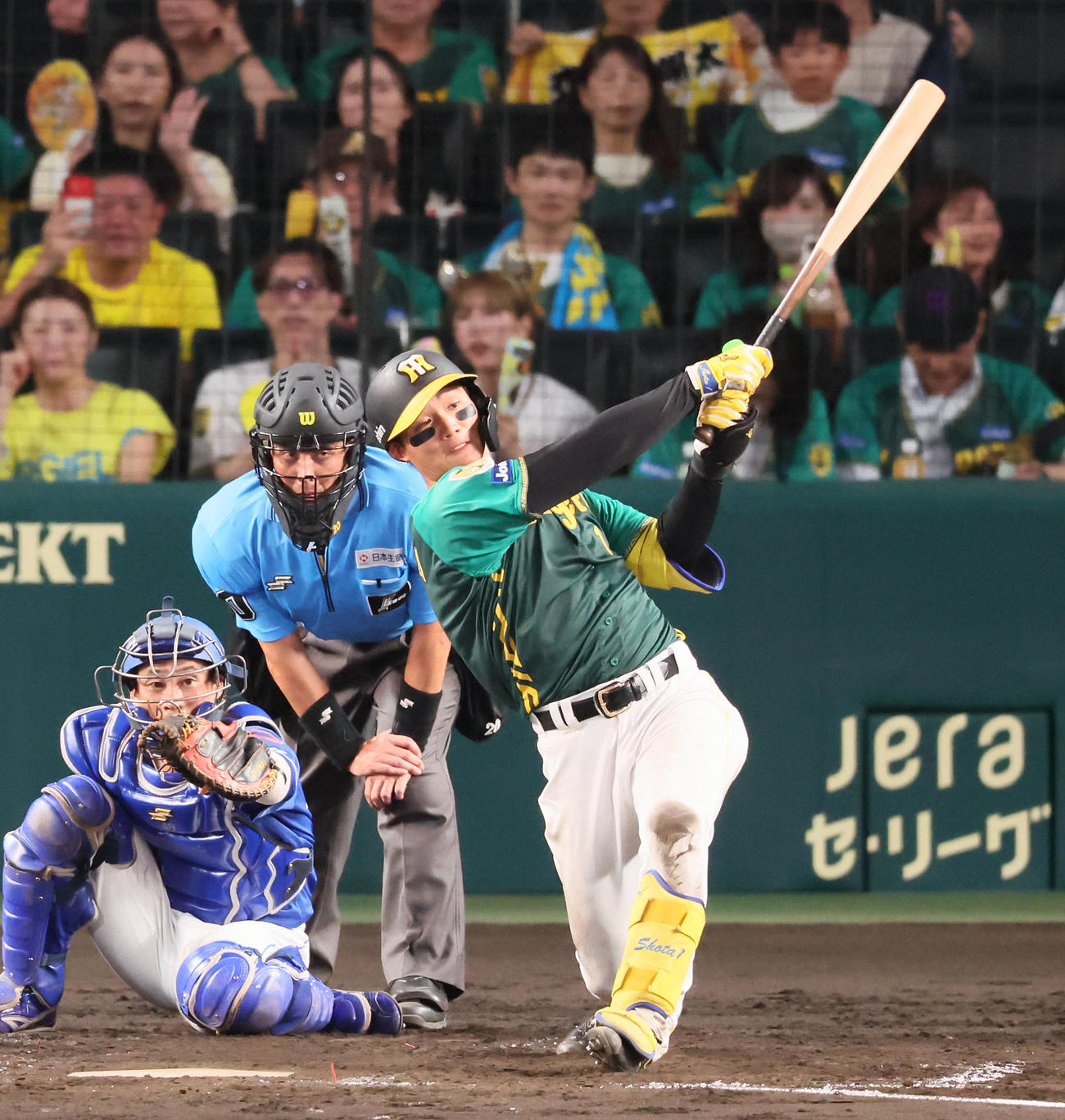 阪神対中日　　5回裏阪神1死、森下は左二塁打を放つ（撮影・加藤哉）