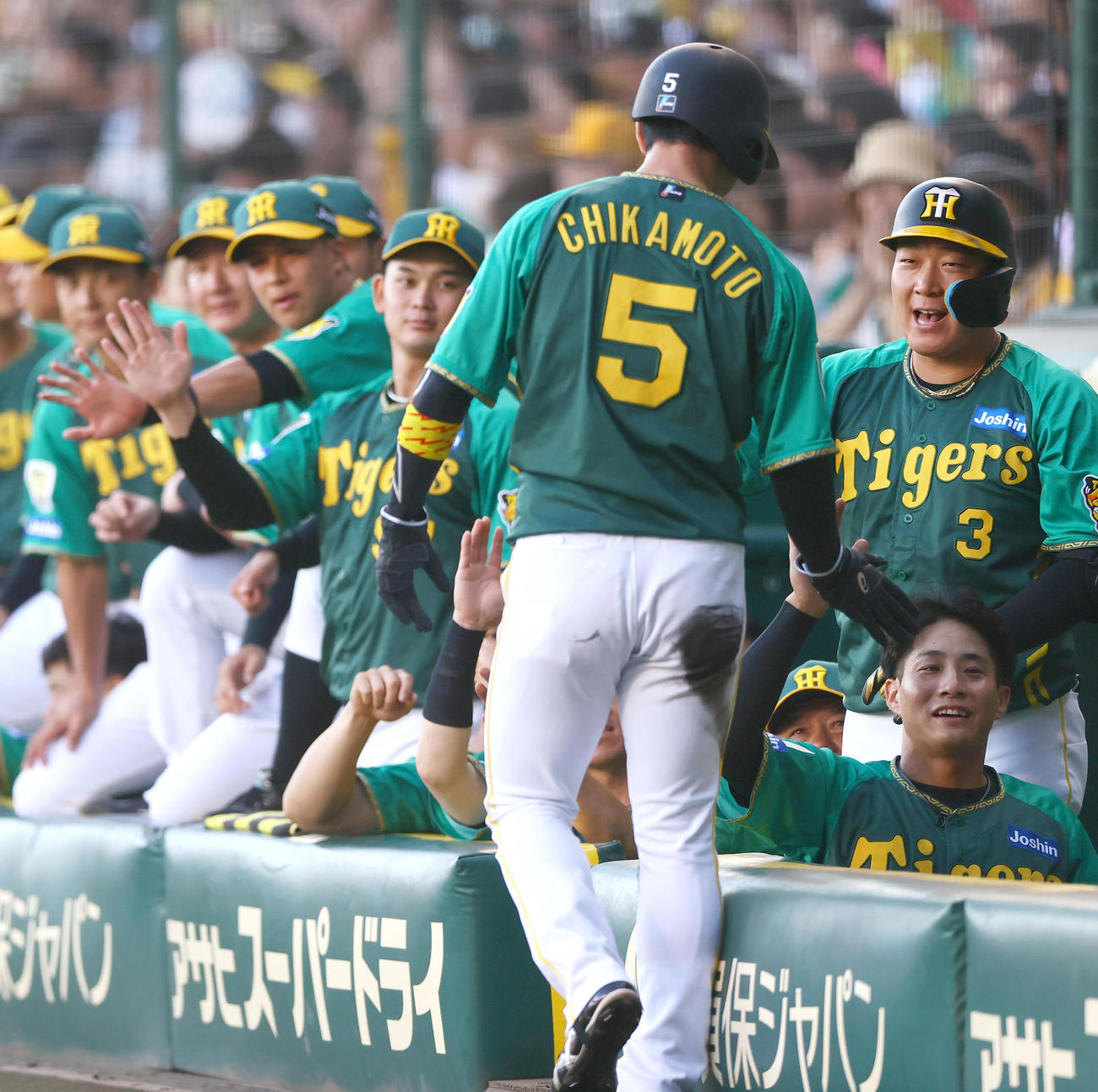 阪神対中日　1回裏阪神1死二塁、近本（手前）は森下の左前適時打で先制生還し出迎えを受ける（撮影・上山淳一）
