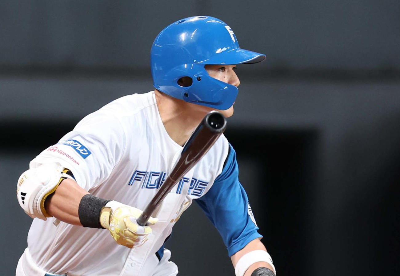 日本ハム対西武　1回裏日本ハム無死二塁、右中間に適時二塁打を放つ清宮（撮影・黒川智章）