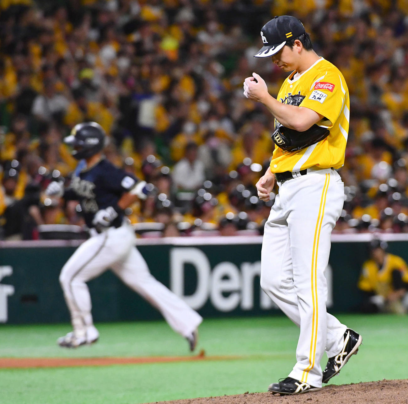 ソフトバンク対オリックス　3回表オリックス無死、頓宮（左）に先制の左越え本塁打を打たれた大関（撮影・岩下翔太）