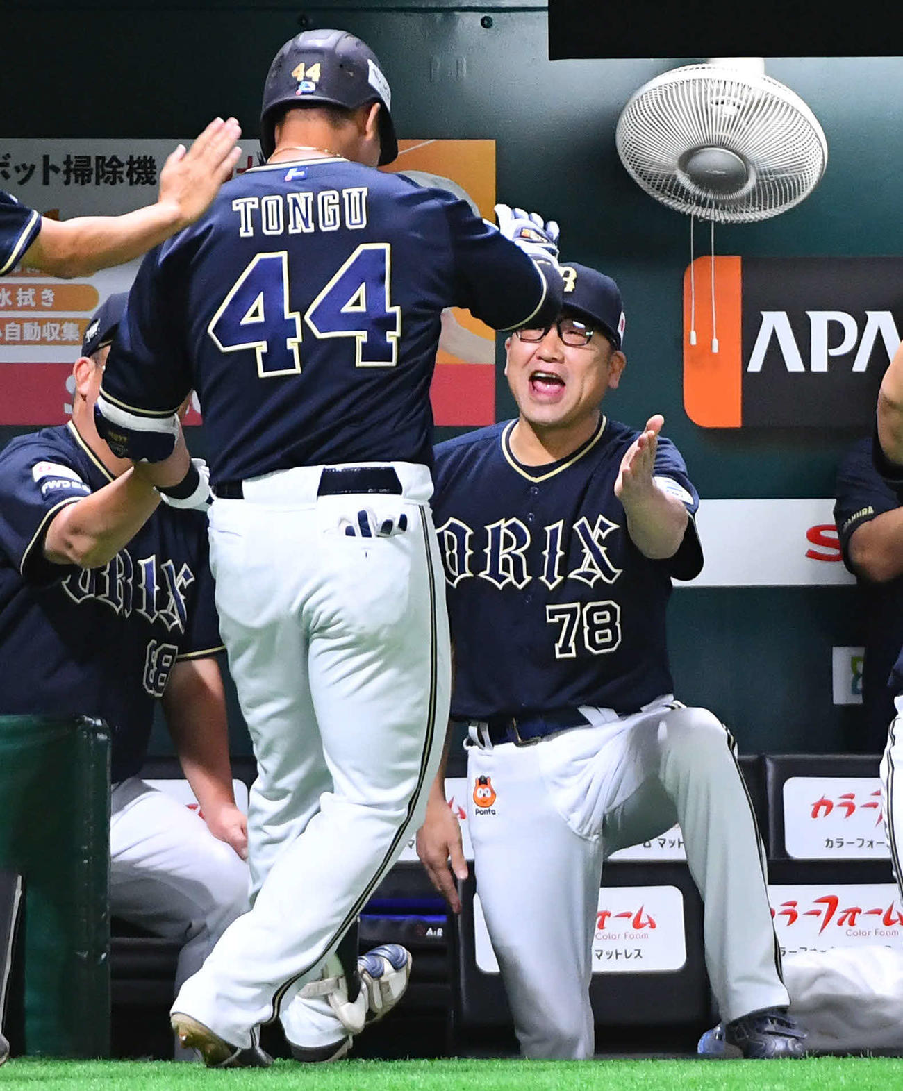 ソフトバンク対オリックス　3回表オリックス無死、先制の左越え本塁打を放った頓宮（左）を笑顔で迎える中嶋監督（撮影・岩下翔太）