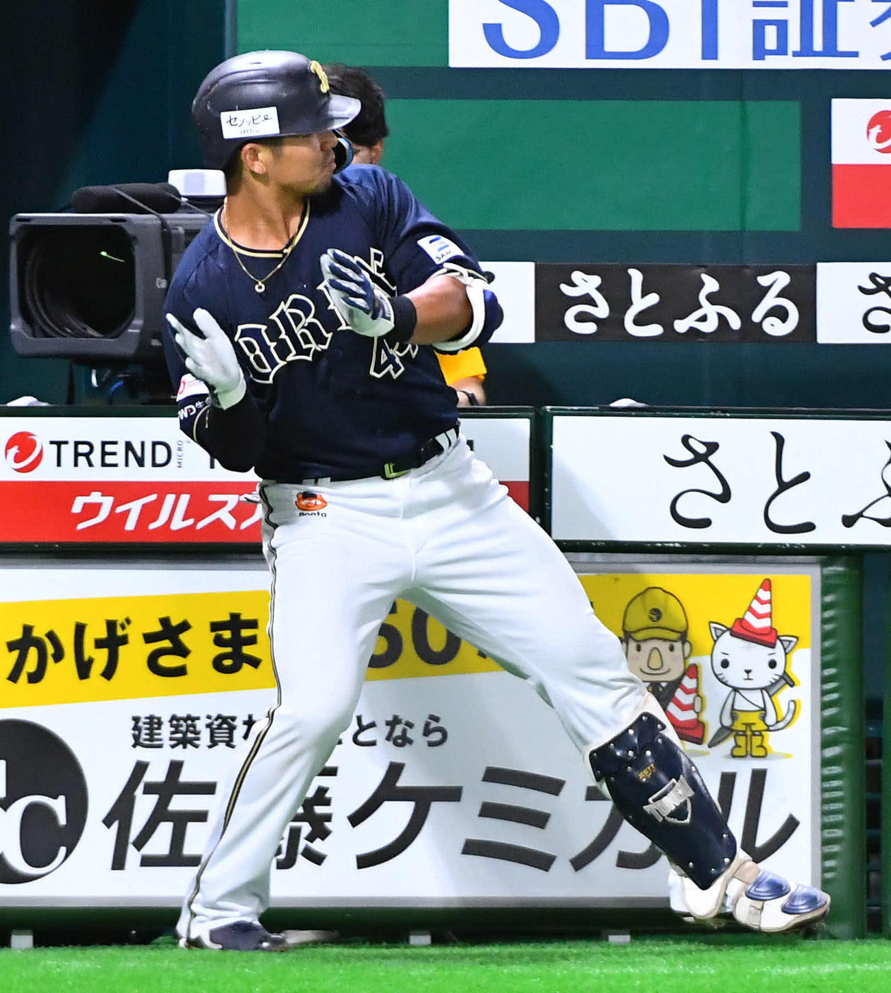 ソフトバンク対オリックス　3回表オリックス無死、先制の左越え本塁打を放ち、ほいさーポーズを決める頓宮（撮影・岩下翔太）