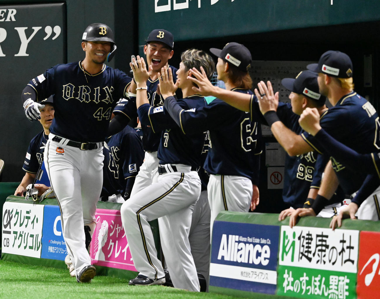 ソフトバンク対オリックス　3回表オリックス無死、頓宮（左）は左超えに先制本塁打を放ちナインから祝福を受ける（撮影・林敢治）