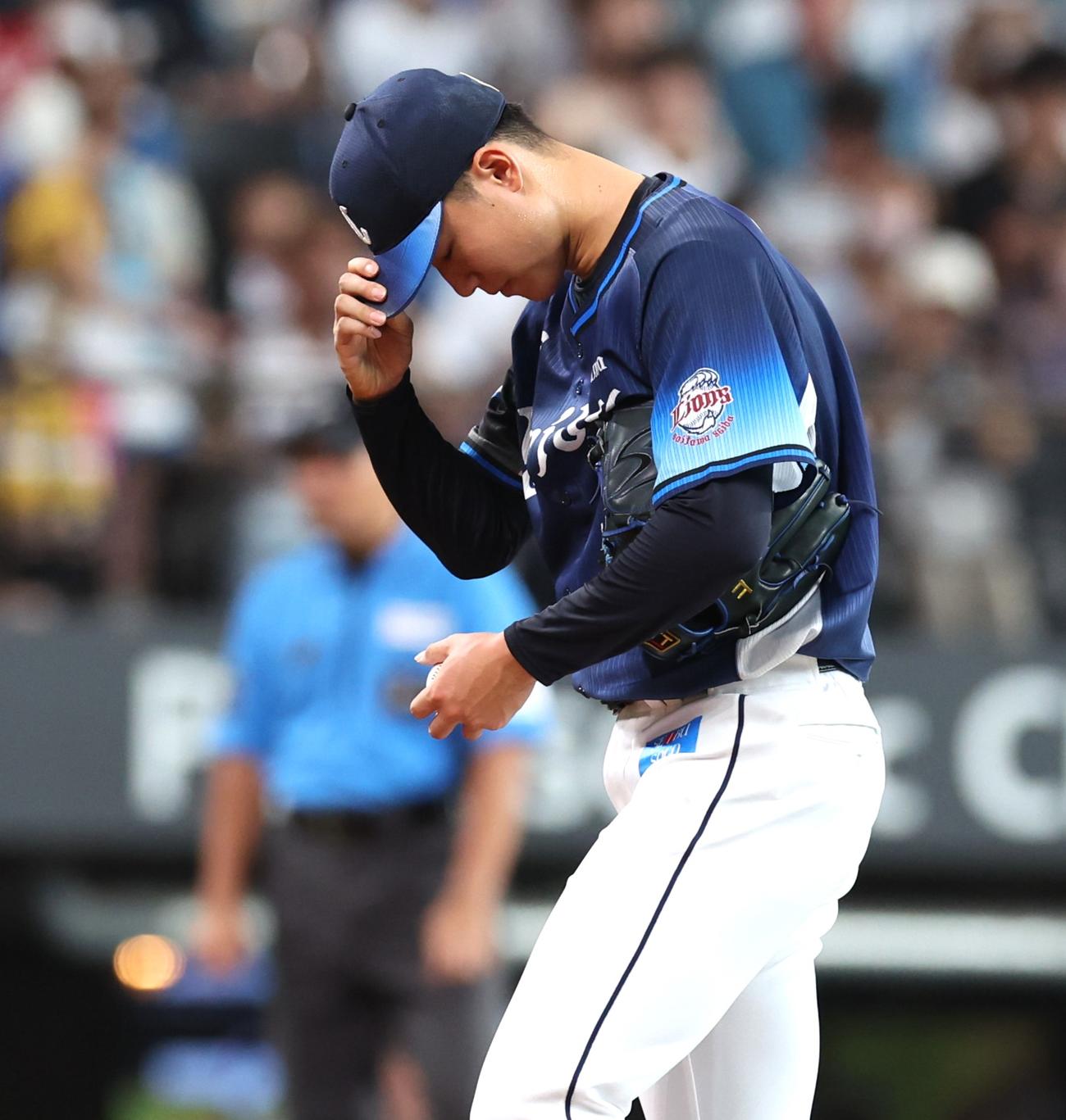 日本ハム対西武　2回途中降板する菅井（撮影・黒川智章）