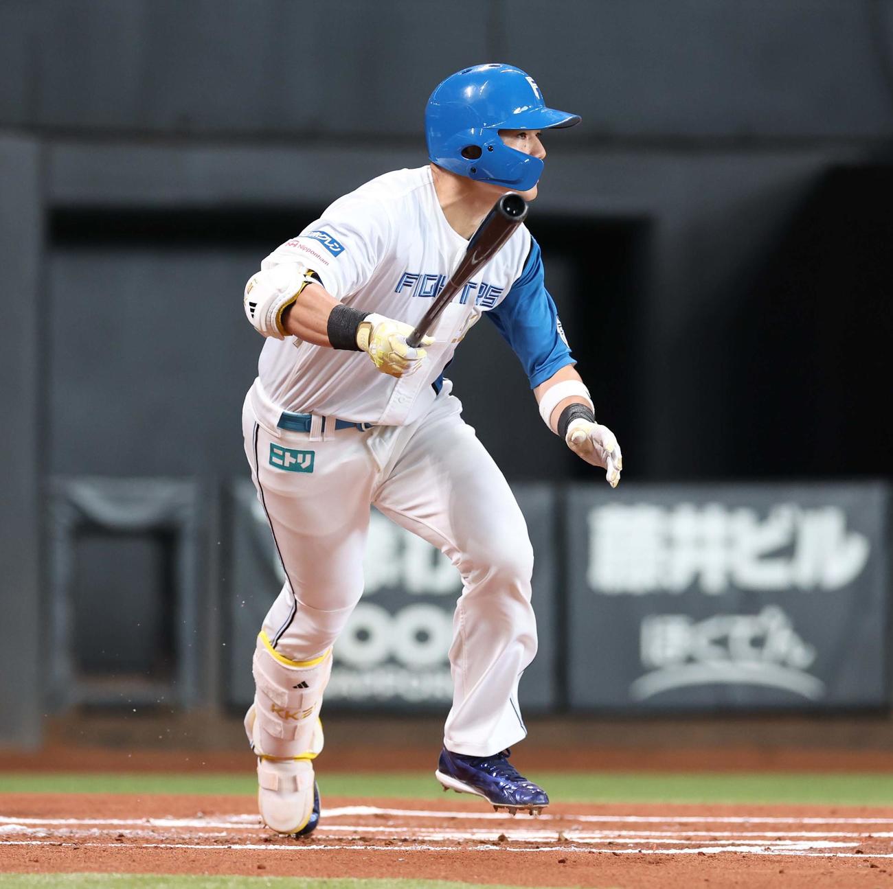 日本ハム対西武　1回裏日本ハム無死二塁、右中間に適時二塁打を放つ清宮（撮影・黒川智章）