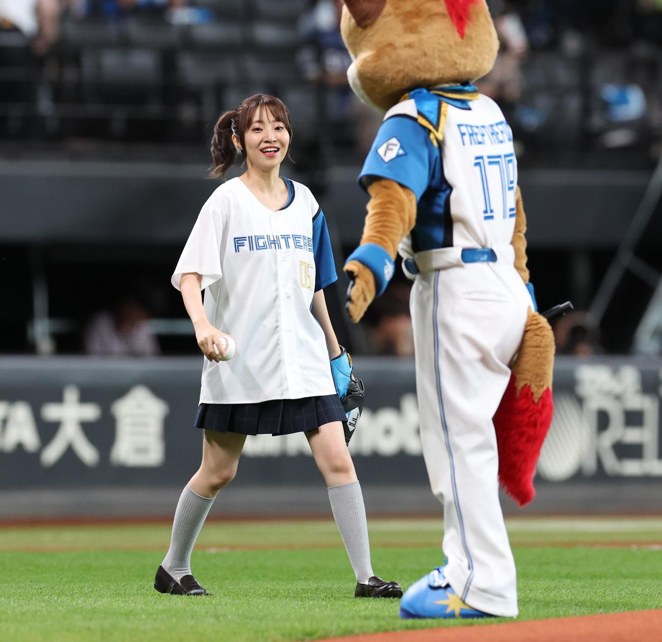 日本ハム対西武　ファーストピッチセレモニーを務める声優の村上奈津実（撮影・黒川智章）