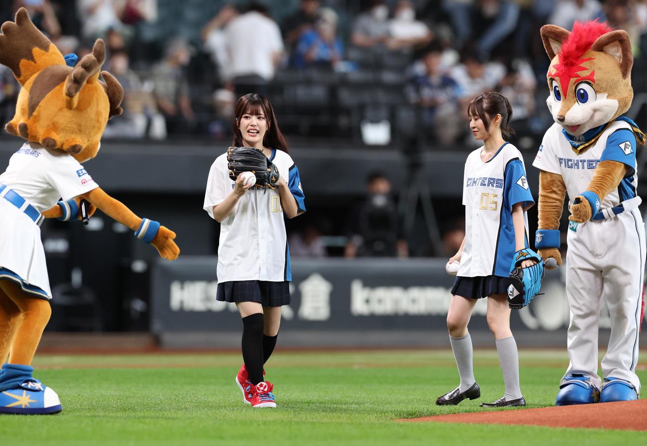 日本ハム対西武　ファーストピッチセレモニーを務める声優の田中ちえ美（左）と村上奈津実（撮影・黒川智章）