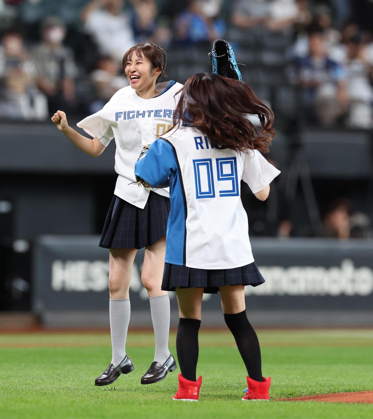 日本ハム対西武　ファーストピッチセレモニーを務める声優の村上奈津実（左）と田中ちえ美（撮影・黒川智章）