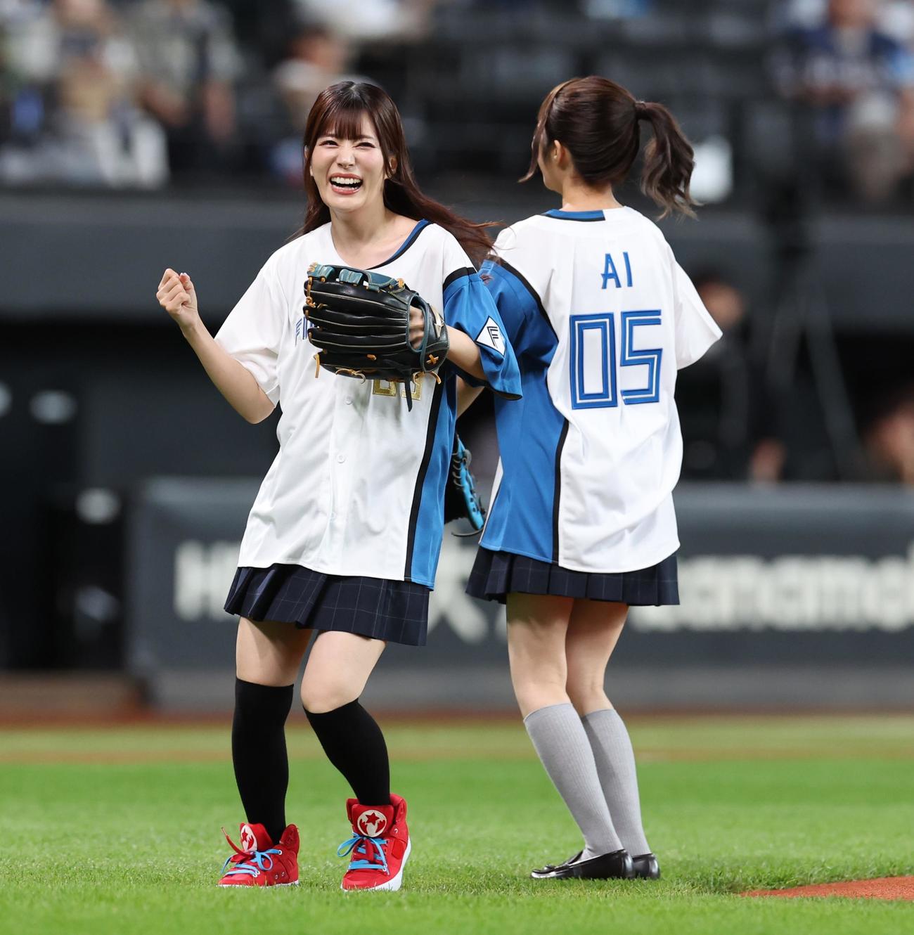 日本ハム対西武　ファーストピッチセレモニーを務める声優の田中ちえ美（左）と村上奈津実（撮影・黒川智章）