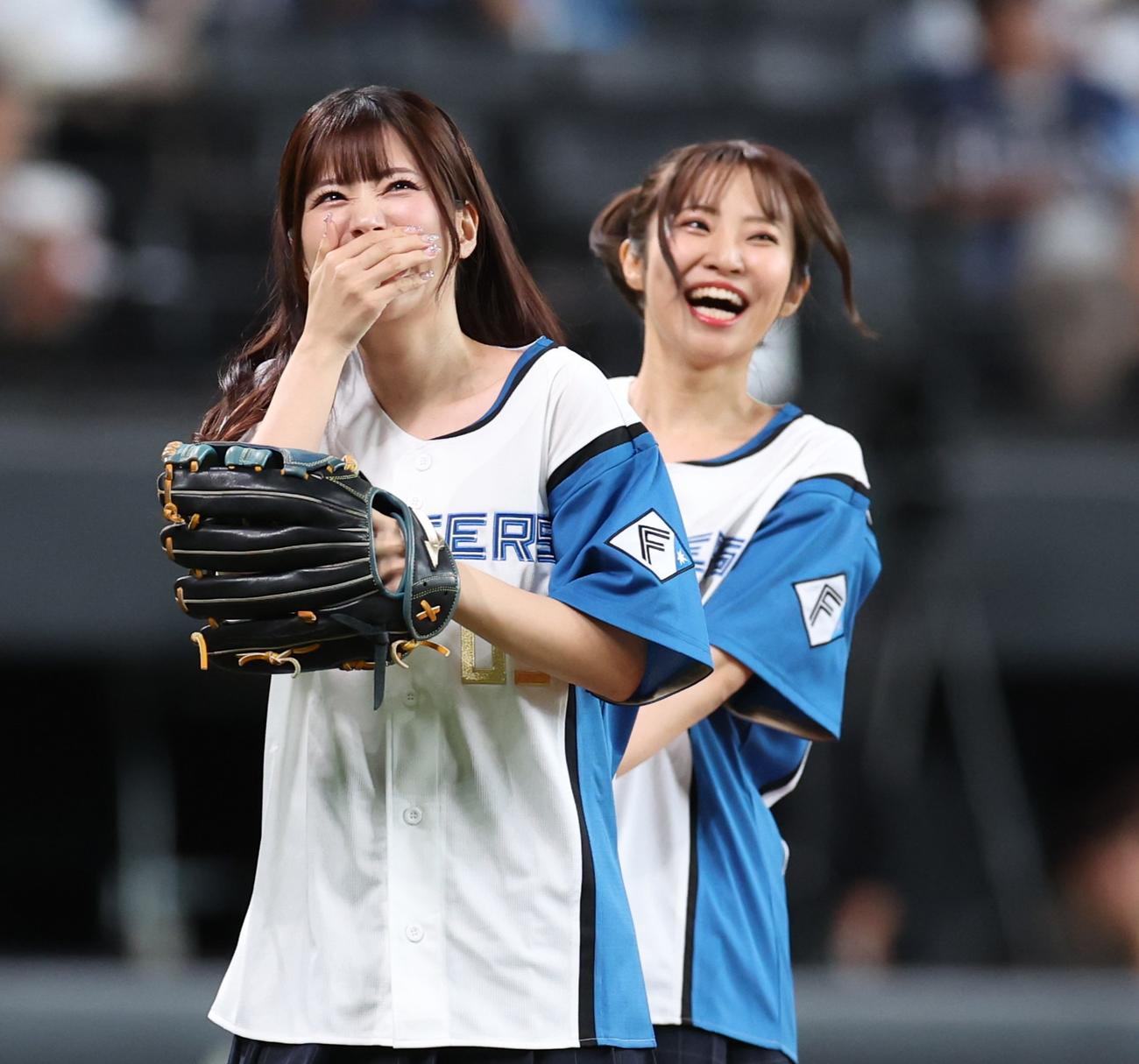 日本ハム対西武　ファーストピッチセレモニーを務める声優の田中ちえ美（左）と村上奈津実（撮影・黒川智章）