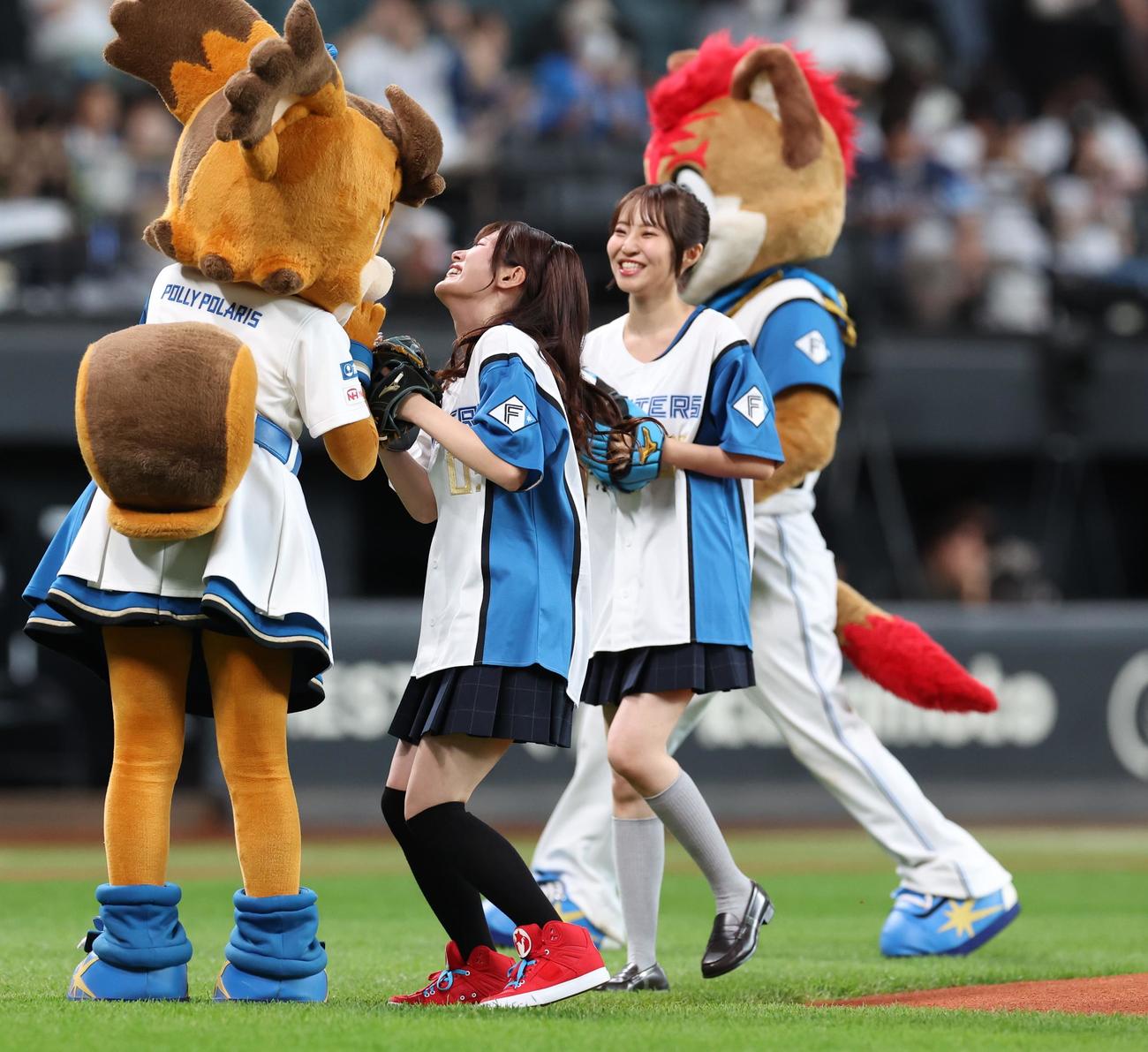 日本ハム対西武　ファーストピッチセレモニーを務める声優の田中ちえ美（左）と村上奈津実（撮影・黒川智章）