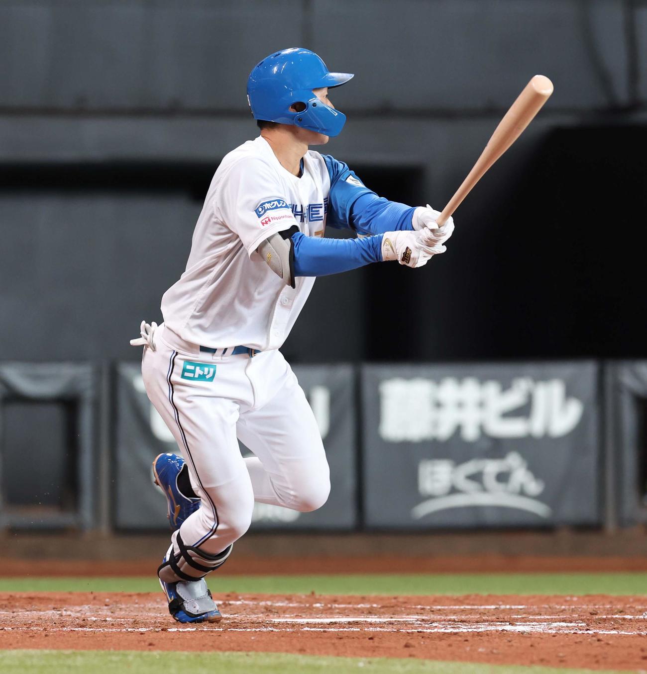 日本ハム対西武　2回裏日本ハム1死一、二塁、左中間に2点適時二塁打を放つ石井（撮影・黒川智章）