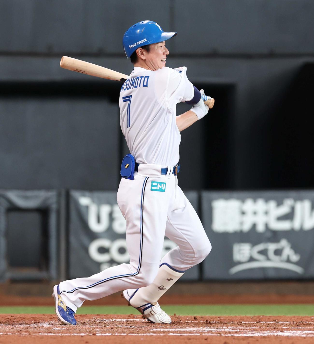 日本ハム対西武　2回裏日本ハム2死二塁、左前適時打を放つ松本剛（撮影・黒川智章）