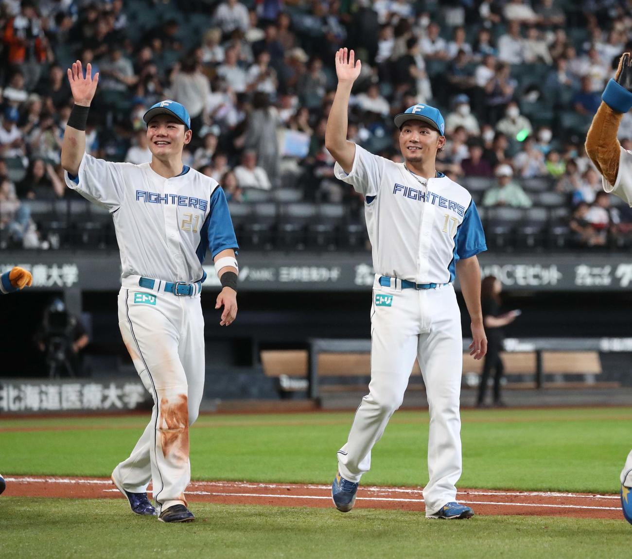 日本ハム対西武　試合後、スタンドに向かって手を振る清宮（左）と伊藤（撮影・黒川智章）