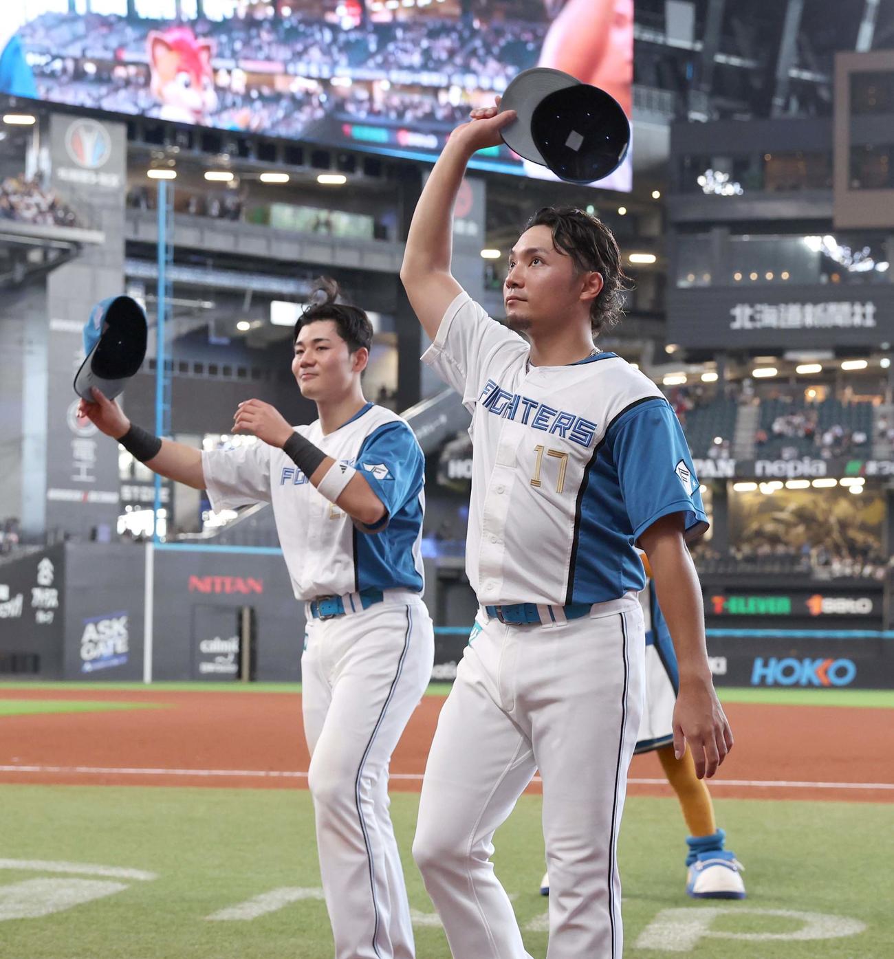 日本ハム対西武　試合後、スタンドに向かって手を振る清宮（左）と伊藤（撮影・黒川智章）