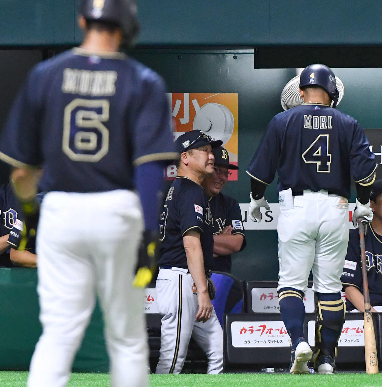 ソフトバンク対オリックス　ソフトバンクに3連敗となり、悔しそうな表情を見せる中嶋監督（中央）（撮影・岩下翔太）